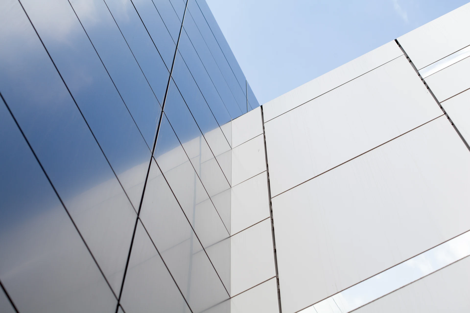 Aluminium architectural cladding panels